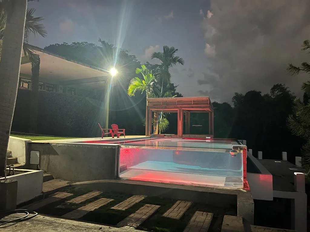 Transparent acrylic pool wall installation